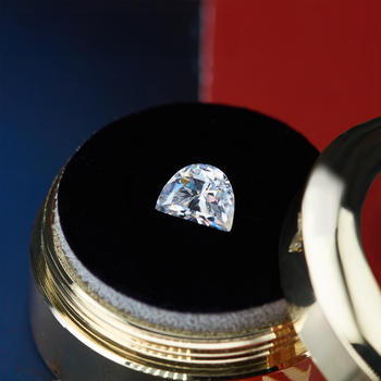 DIAMANT EN MOISSANITE TAILLÉE EN DEMI-LUNE