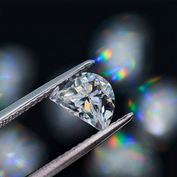 DIAMANT EN MOISSANITE TAILLÉE EN DEMI-LUNE