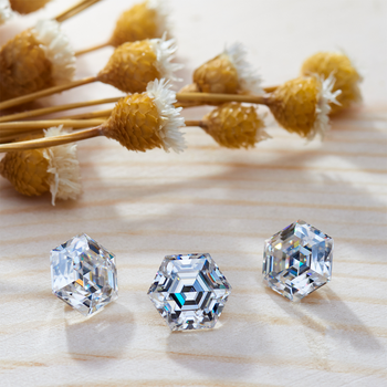 DIAMANT EN MOISSANITE TAILLÉ HEXAGONAL