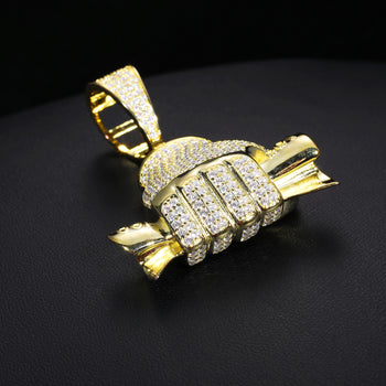 Pendentif en argent sterling représentant une main tenant un billet d'un dollar, serti de moissanite.