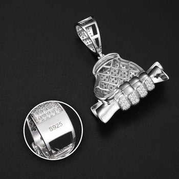 Pendentif en argent sterling représentant une main tenant un billet d'un dollar, serti de moissanite.