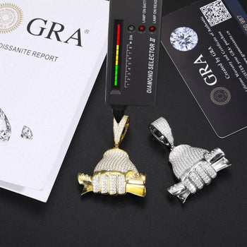 Pendentif en argent sterling représentant une main tenant un billet d'un dollar, serti de moissanite.