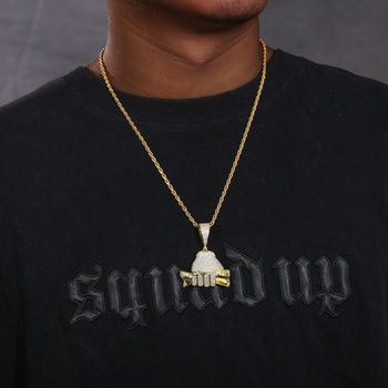 Pendentif en argent sterling représentant une main tenant un billet d'un dollar, serti de moissanite.