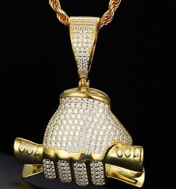 Pendentif en argent sterling représentant une main tenant un billet d'un dollar, serti de moissanite.