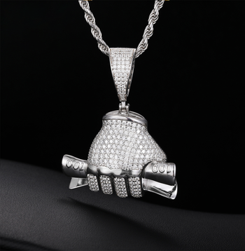 Pendentif en argent sterling représentant une main tenant un billet d'un dollar, serti de moissanite.