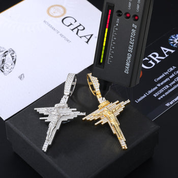 Pendentif croix de Jésus en moissanite sertie de pierres précieuses et en argent sterling