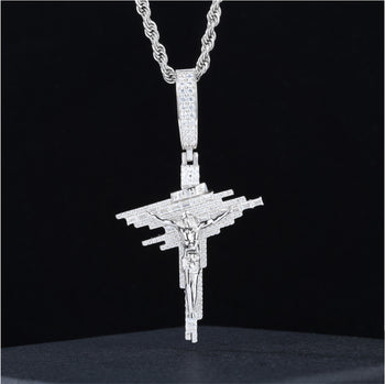 Pendentif croix de Jésus en moissanite sertie de pierres précieuses et en argent sterling