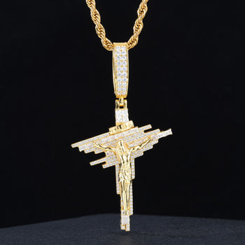 Pendentif croix de Jésus en moissanite sertie de pierres précieuses et en argent sterling