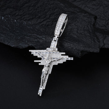 Pendentif croix de Jésus en moissanite sertie de pierres précieuses et en argent sterling