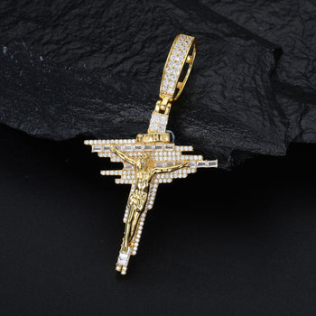 Pendentif croix de Jésus en moissanite sertie de pierres précieuses et en argent sterling