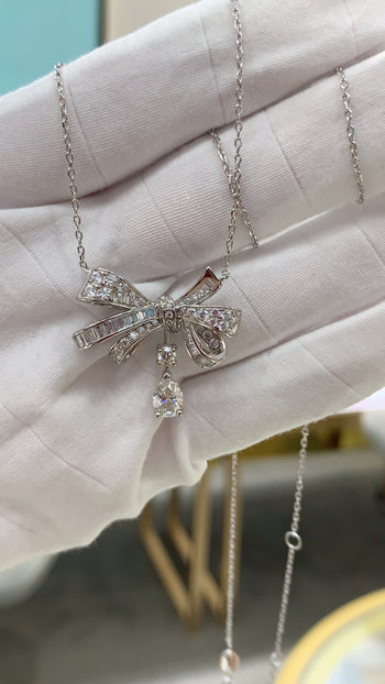 IE0008 Schleifenknoten-Moissanit-Anhänger-Halskette aus Sterlingsilber