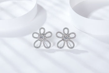 Boucles d'oreilles puces en forme de fleur en moissanite et diamants IE1030, en argent sterling