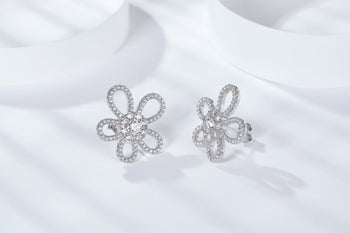 Boucles d'oreilles puces en forme de fleur en moissanite et diamants IE1030, en argent sterling