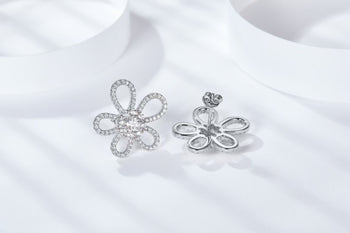 Boucles d'oreilles puces en forme de fleur en moissanite et diamants IE1030, en argent sterling