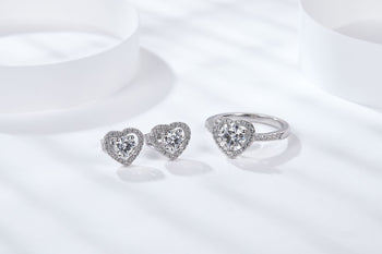 Boucles d'oreilles puces en forme de cœur, serties de moissanite et de diamants, en argent sterling (IE0030).