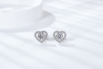 Boucles d'oreilles puces en forme de cœur, serties de moissanite et de diamants, en argent sterling (IE0030).