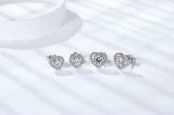 Boucles d'oreilles puces en forme de cœur, serties de moissanite et de diamants, en argent sterling (IE0030).