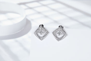 Boucles d'oreilles clous en argent sterling serties de quatre diamants moissanite de 4 mm (IE0035)