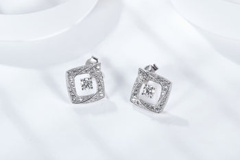 Boucles d'oreilles clous en argent sterling serties de quatre diamants moissanite de 4 mm (IE0035)