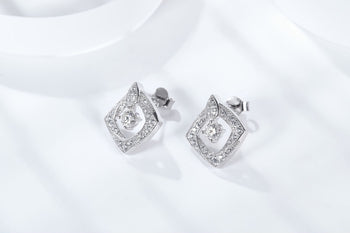 Boucles d'oreilles clous en argent sterling serties de quatre diamants moissanite de 4 mm (IE0035)