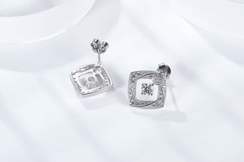 Boucles d'oreilles clous en argent sterling serties de quatre diamants moissanite de 4 mm (IE0035)