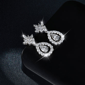 Boucles d'oreilles pendantes en moissanite en forme de poire, serties dans de l'argent sterling (IE0069).