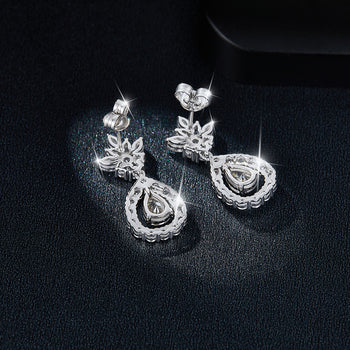 Boucles d'oreilles pendantes en moissanite en forme de poire, serties dans de l'argent sterling (IE0069).
