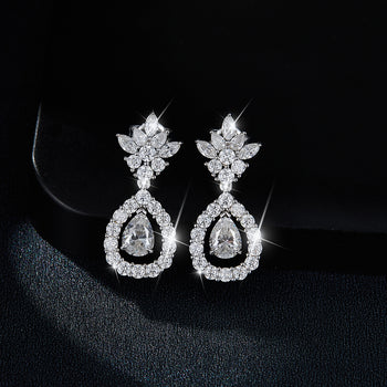 Boucles d'oreilles pendantes en moissanite en forme de poire, serties dans de l'argent sterling (IE0069).