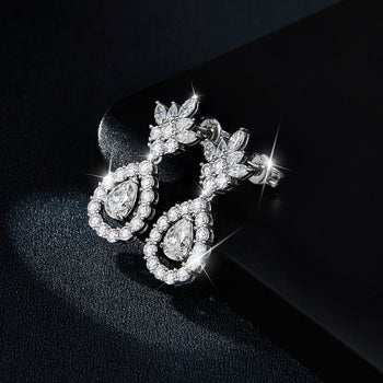 Boucles d'oreilles pendantes en moissanite en forme de poire, serties dans de l'argent sterling (IE0069).