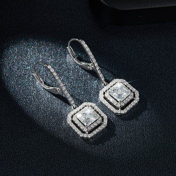Boucles d'oreilles pendantes en moissanite de forme carrée de 1 carat, serties dans de l'argent sterling (IE0148).