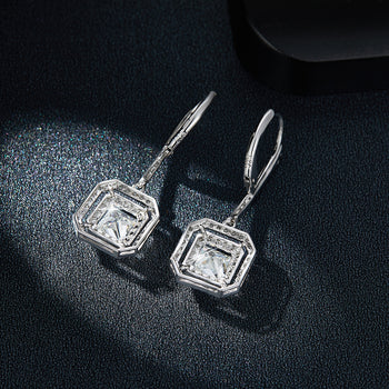Boucles d'oreilles pendantes en moissanite de forme carrée de 1 carat, serties dans de l'argent sterling (IE0148).