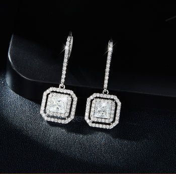 Boucles d'oreilles pendantes en moissanite de forme carrée de 1 carat, serties dans de l'argent sterling (IE0148).