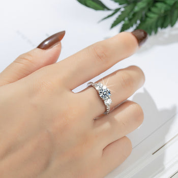 Bague en argent sterling sertie d'un diamant moissanite taille brillant rond de 6,5 mm (IE03171).