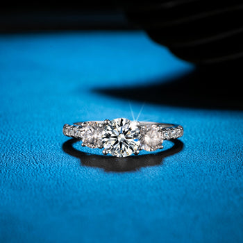 Bague en argent sterling sertie d'un diamant moissanite taille brillant rond de 6,5 mm (IE03171).