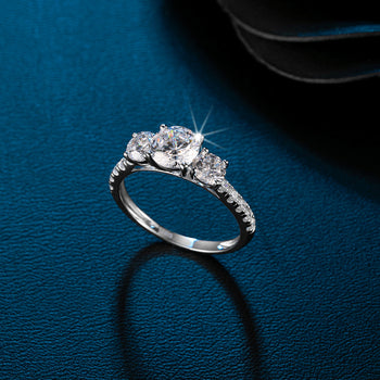 Bague en argent sterling sertie d'un diamant moissanite taille brillant rond de 6,5 mm (IE03171).