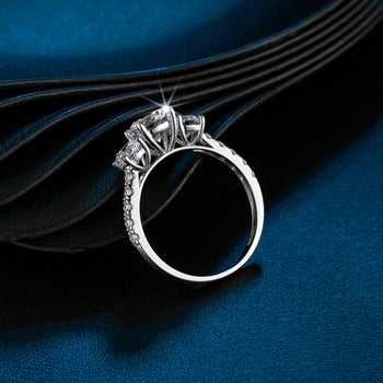 Bague en argent sterling sertie d'un diamant moissanite taille brillant rond de 6,5 mm (IE03171).