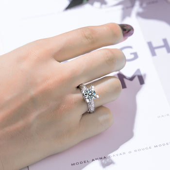 Bague en argent sterling sertie d'une moissanite ronde de 1 carat, sertie d'un diamant et d'une pierre tourbillonnante (IE04745).