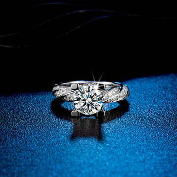 Bague en argent sterling sertie d'une moissanite ronde de 1 carat, sertie d'un diamant et d'une pierre tourbillonnante (IE04745).