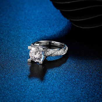 Bague en argent sterling sertie d'une moissanite ronde de 1 carat, sertie d'un diamant et d'une pierre tourbillonnante (IE04745).