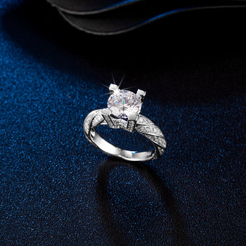 Bague en argent sterling sertie d'une moissanite ronde de 1 carat, sertie d'un diamant et d'une pierre tourbillonnante (IE04745).