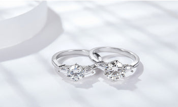 IE1028 1CT OR 2CT ROUND BAGUETTE MOISSANITE RING IN STERLING SILVER