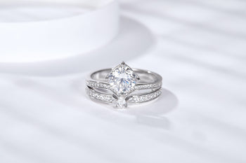 Bague King Crown en argent sterling sertie de moissanite et de diamants (réf. IE1040).