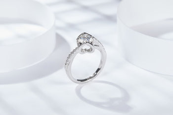 Bague en argent sterling sertie d'un diamant moissanite de 6,5 mm (IE223).