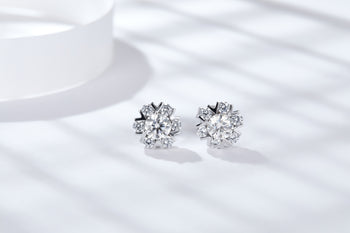 Boucles d'oreilles clous en forme de flocon de neige serties de diamants et de moissanite IE4021, en argent sterling