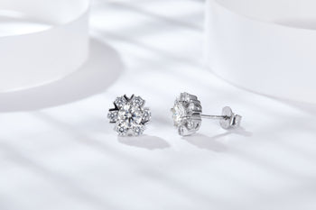 Boucles d'oreilles clous en forme de flocon de neige serties de diamants et de moissanite IE4021, en argent sterling