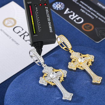 Pendentif en moissanite en forme de croix d'iris et argent sterling