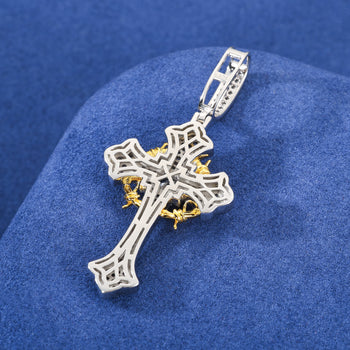 Pendentif en moissanite en forme de croix d'iris et argent sterling