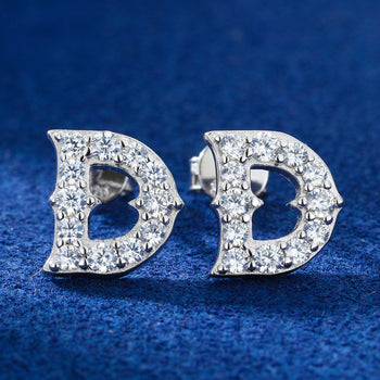 Boucles d'oreilles puces en moissanite en forme de lettre D, en argent sterling 