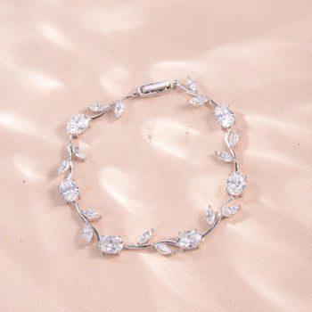 Bracelet minimaliste en argent sterling orné de moissanite et de feuilles de trèfle
