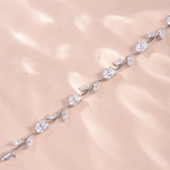 Bracelet minimaliste en argent sterling orné de moissanite et de feuilles de trèfle